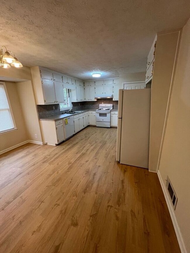 Foto del edificio - Charming 3 Bedroom, 2 Bath Split-Level Ran...