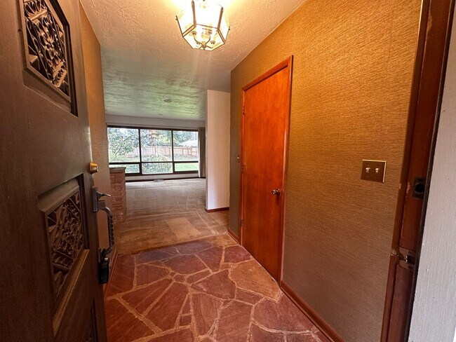 Building Photo - Large 3 Bedroom 2.5 Bath Single Family House