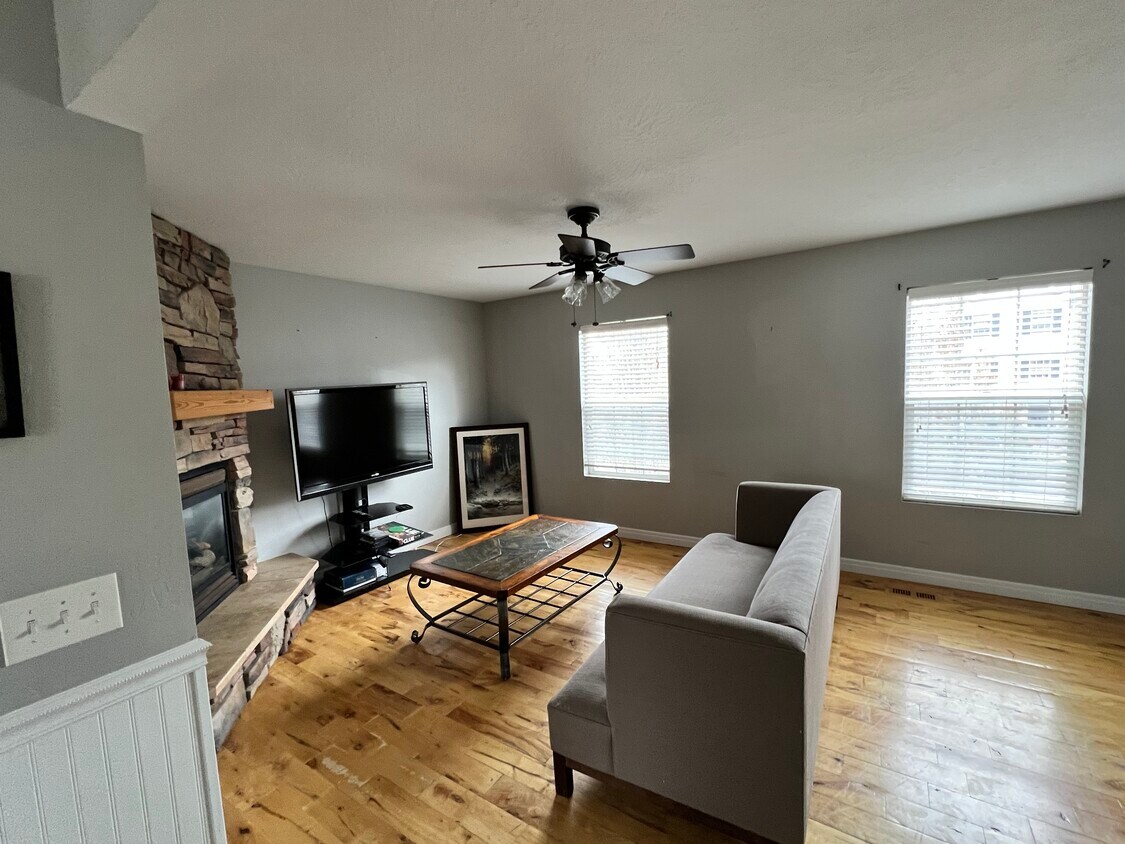 Building Photo - 608 N Royal Troon Dr