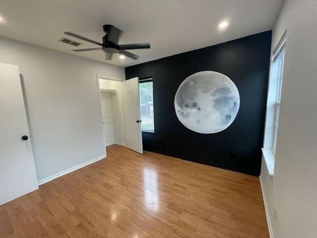 Building Photo - 1/2 months rent off- Lovely 3 Bedroom, 1 B...