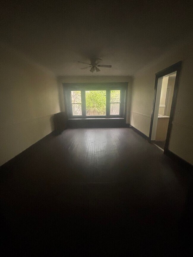 Building Photo - 4bd Single Section 8