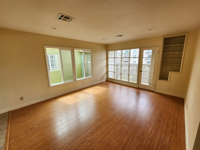 Building Photo - 5264 Cahuenga Blvd