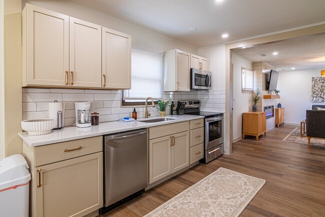 Building Photo - 1420 Hamilton Dr