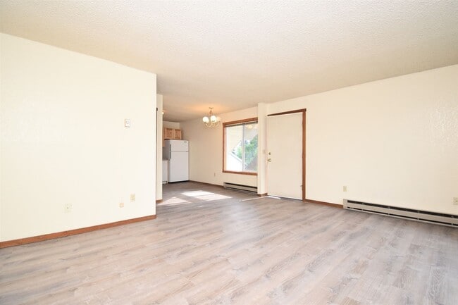 Building Photo - Top Floor Apartment! Convenient Location!