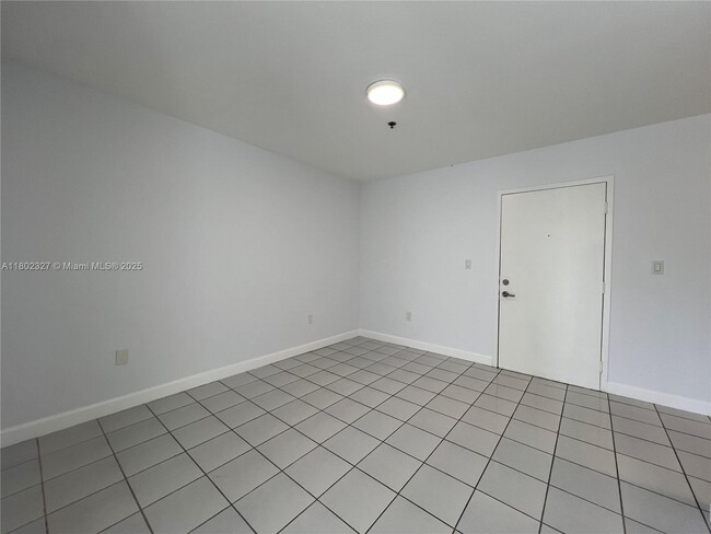 Building Photo - 717 SW 11th Ave