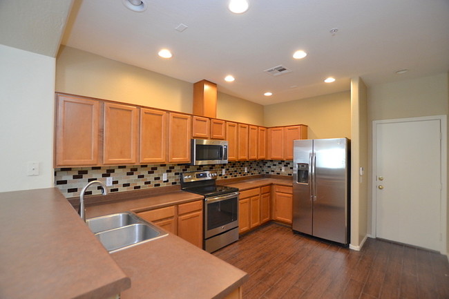 Building Photo - Move in Ready Condo in Phoenix!