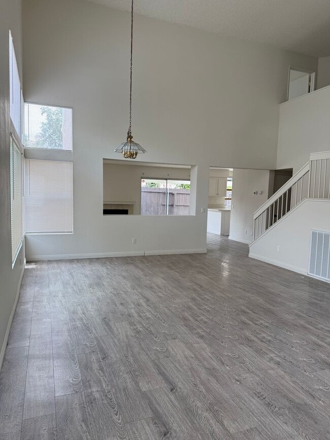 Building Photo - Centraly Located Shopping, Fwy, 2 story, 4...