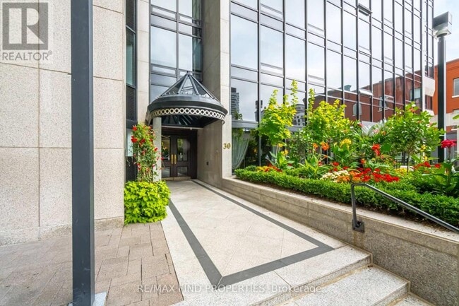 Building Photo - 30 Wellington St E