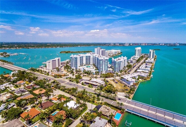 Foto del edificio - 7900 Harbor Island Dr