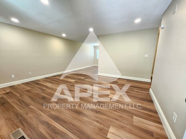 Foto del edificio - Renovated - 2 Bd 2.5 Ba Townhouse Duplex w/Huge Bonus room and oversized 1-car garage in West Kno...