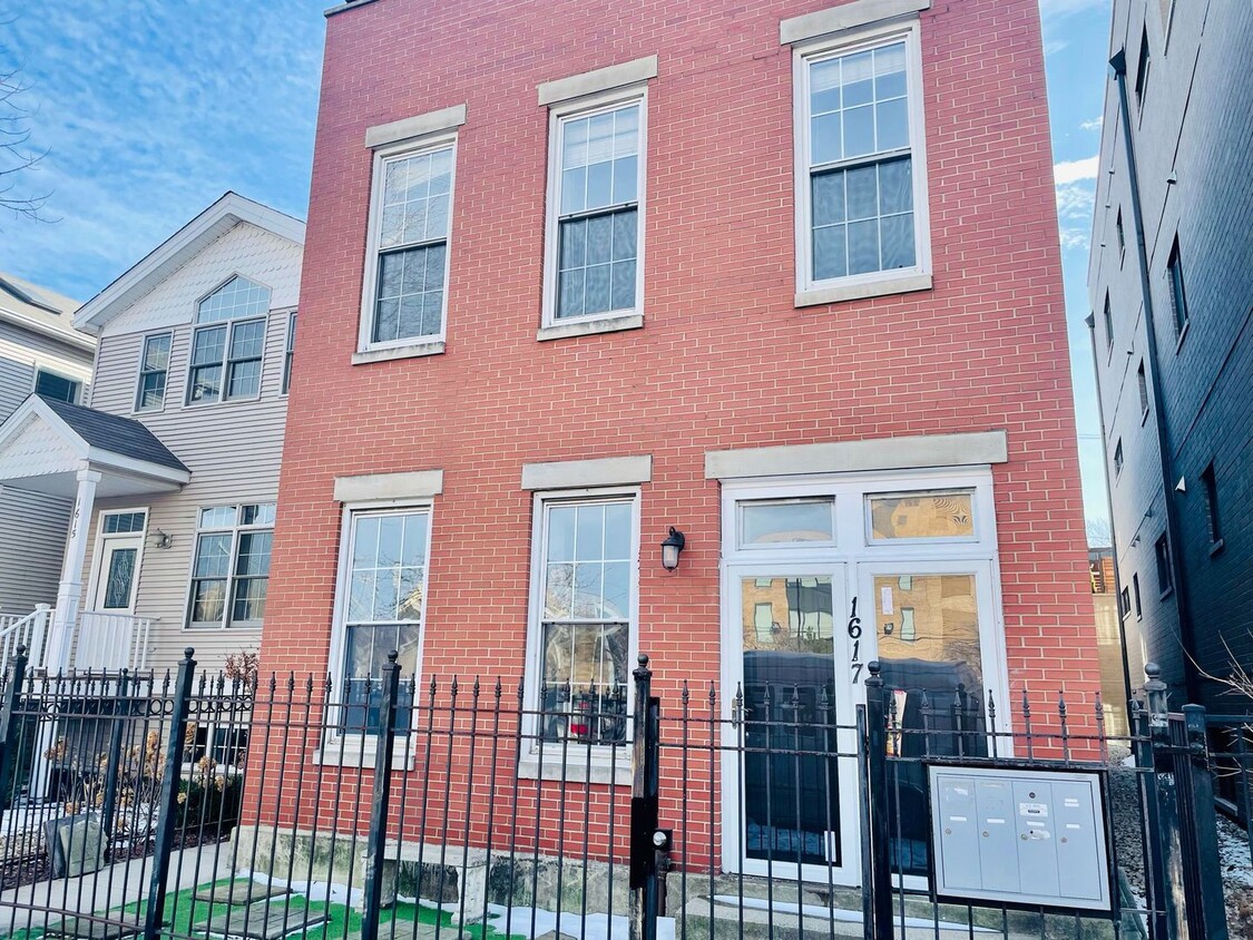 Primary Photo - 1617 W Superior St