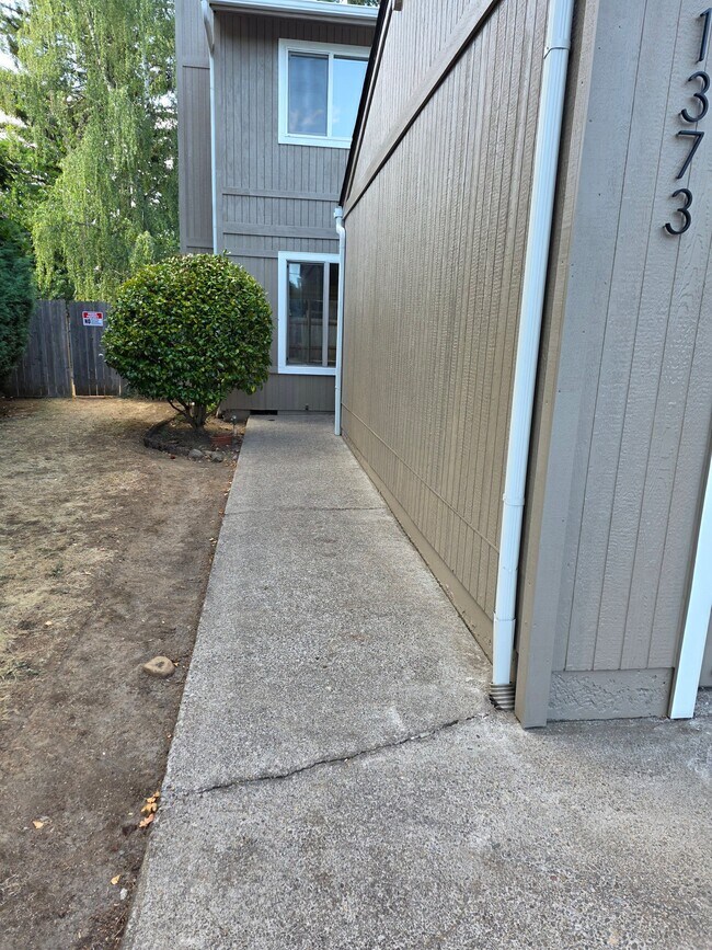 Building Photo - 1373 Fabry Rd SE