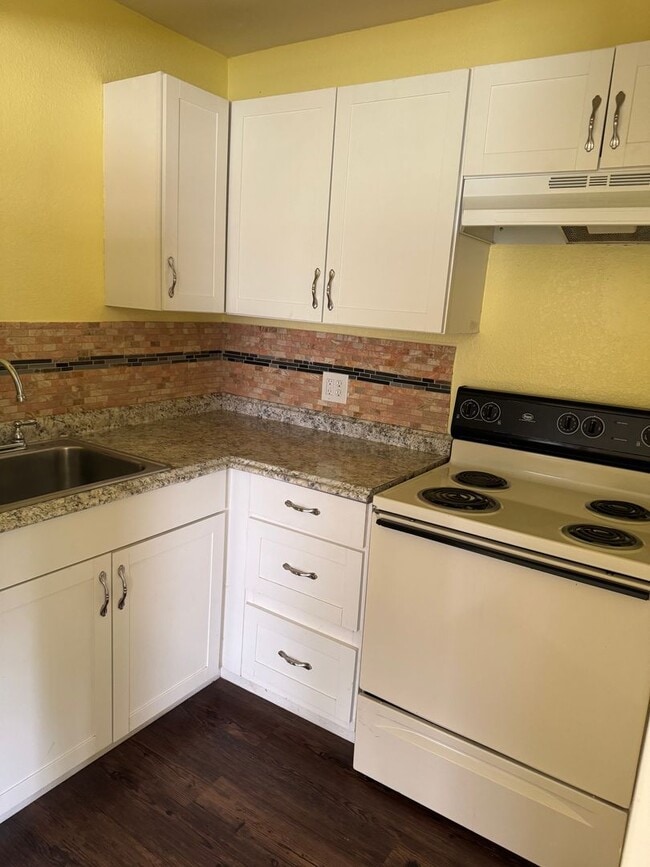 Building Photo - 1-bed/1-bath Available Now!