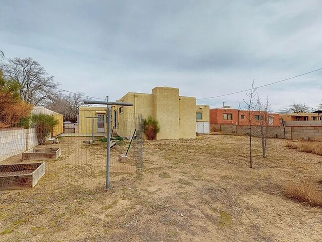 Foto del edificio - Southwest Pueblo style home