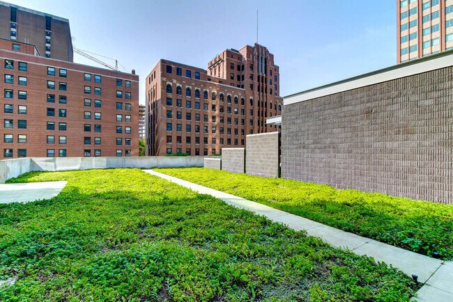 Building Photo - 821 N La Salle Dr
