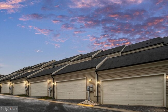 Building Photo - 214 Almond Dr