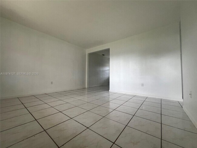 Foto del edificio - 5829 NW 37th St