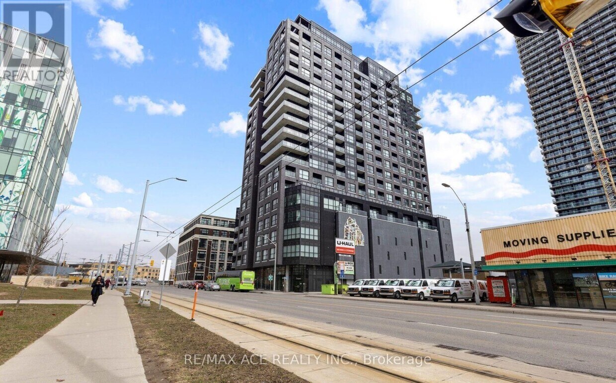 Photo principale - 1-1711 Victoria St S
