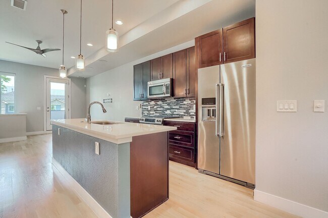 Foto del edificio - Two Bedroom Townhome in Denver