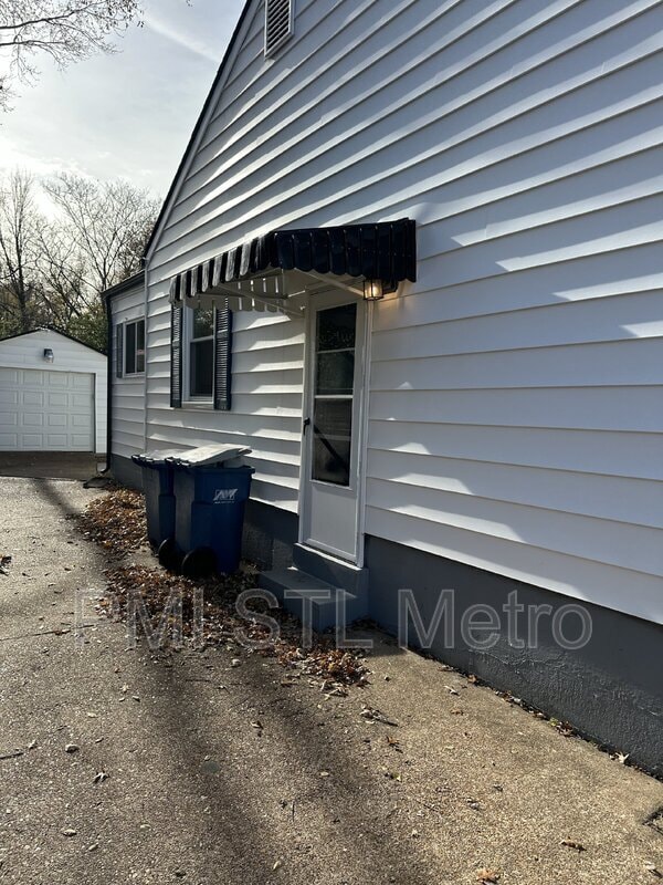 Building Photo - 8018 Aline Ave