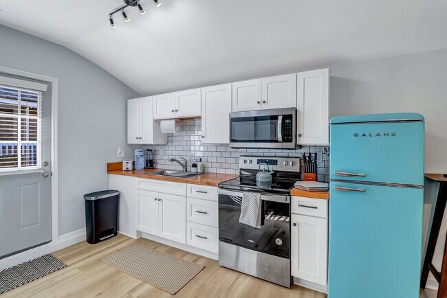 Building Photo - Columbus Dr. Carriage House