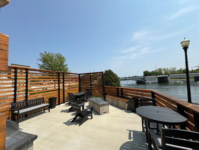 Outdoor Patio - Discovery Point