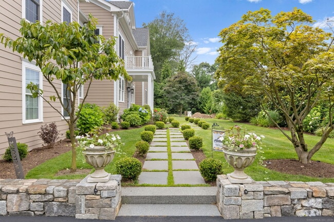 Building Photo - 354 Oaklawn Ave
