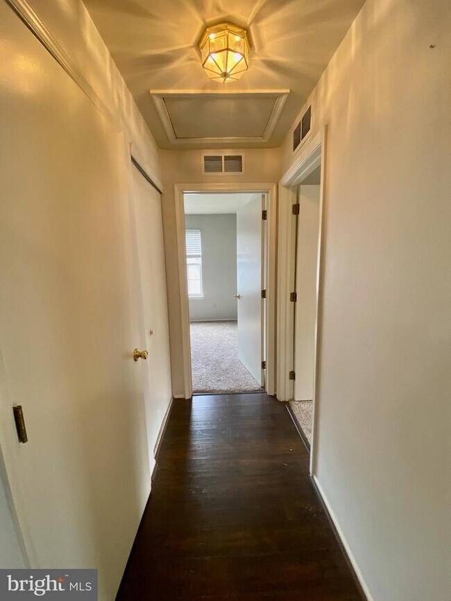 Building Photo - 92 Crestmont Dr