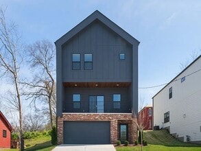 Building Photo - 913 Stockell St