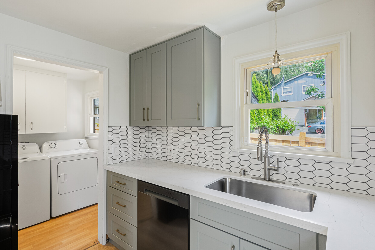 Foto principal - 6522 16th Ave SW