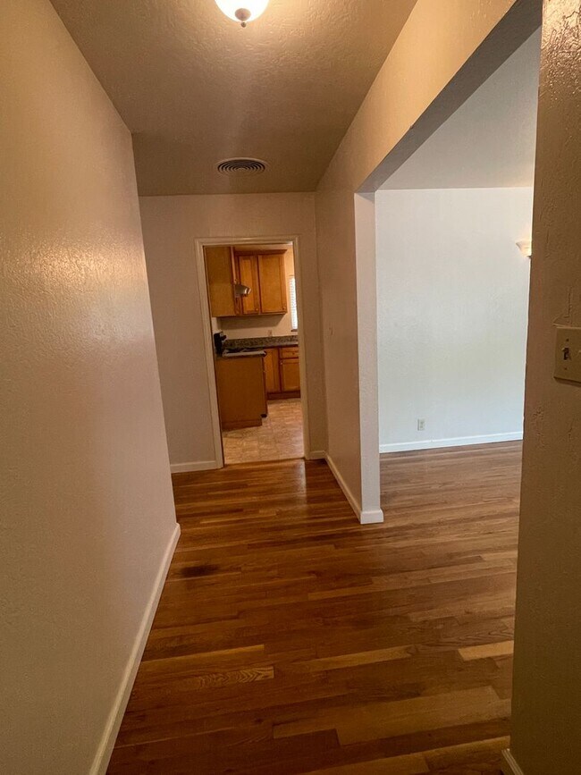 Foto del edificio - 17695 Laurel Rd