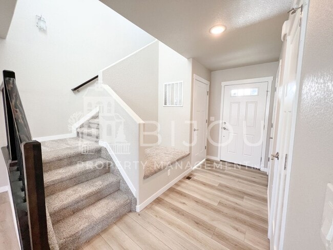 Building Photo - Gorgeous Home Located South by COS Airport