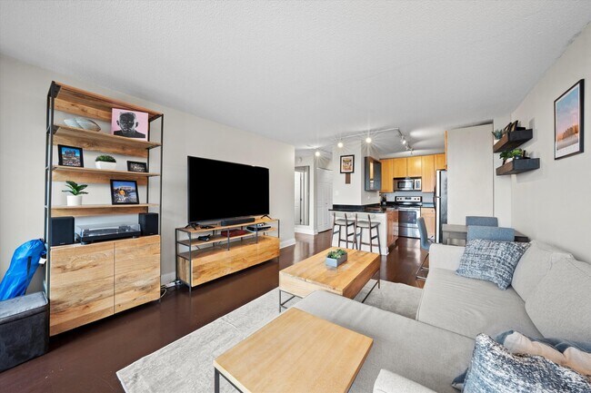 Building Photo - 450 W Briar Pl