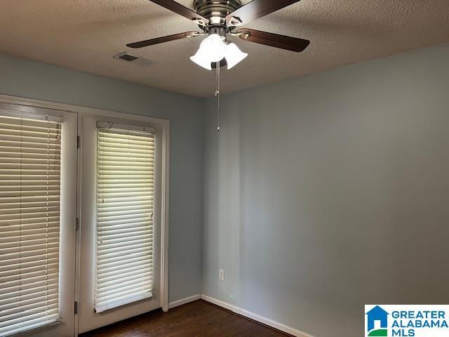 Foto del edificio - 5048 Falling Creek Ln