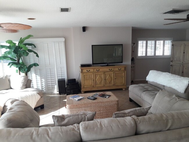 Building Photo - Annual UNfurnished spacious 3/3 condo on t...