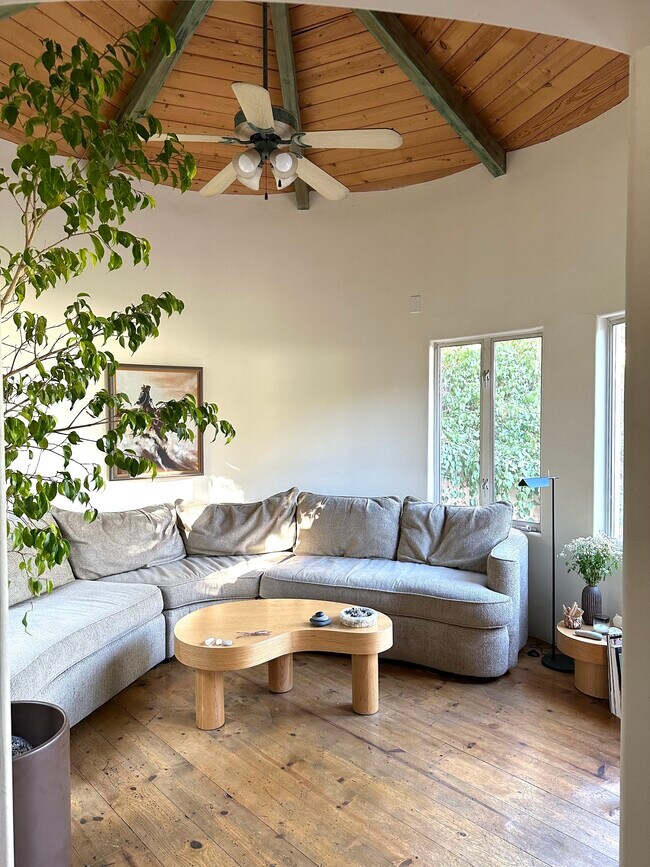 Foto del edificio - 1734 Topanga Skyline Dr