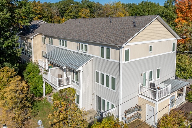 Building Photo - Hilltop BP4