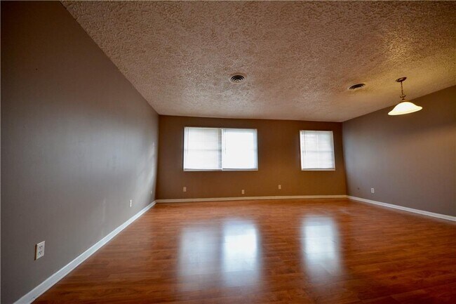 Building Photo - 115 N Main St