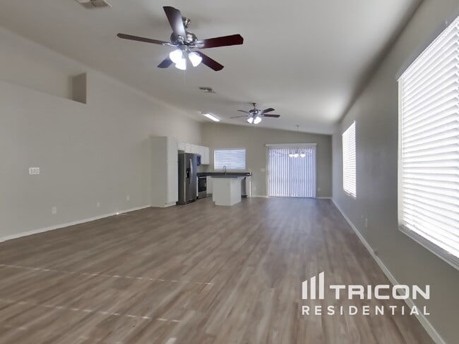Building Photo - 8832 W Manzanita Dr