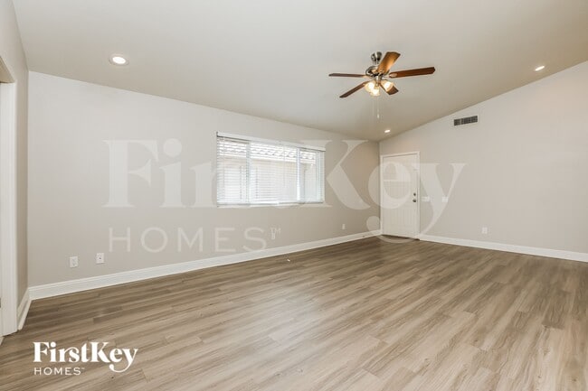 Building Photo - 4116 E Tanglewood Dr