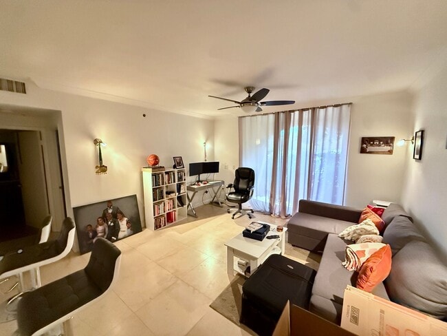 Foto del edificio - Spacious 1-bed, 1-bath condo is nestled in the gated waterfront community of The Yacht Club at Av...
