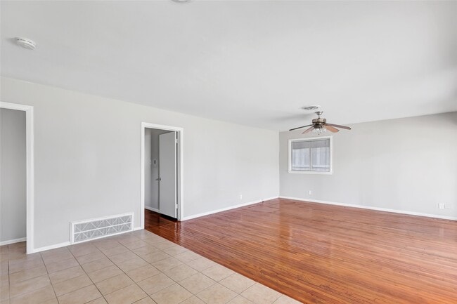 Foto del edificio - 8706 Ferris Dr