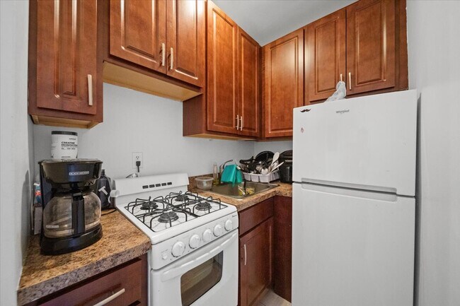 Foto del edificio - 3727 N Pine Grove Ave