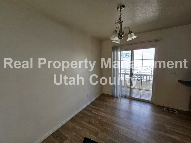 Building Photo - Orem Townhome
