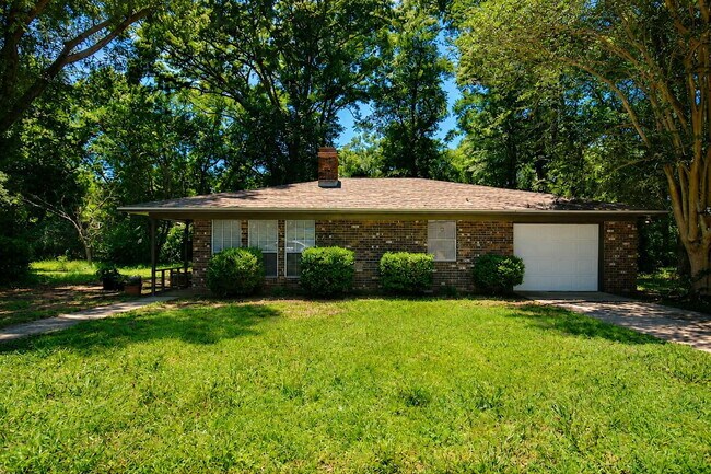 Foto del edificio - Fully Renovated 3BR/2BA Molino Home on a Spacious Lot Featuring Multiple Living Areas, Sunroom & ...