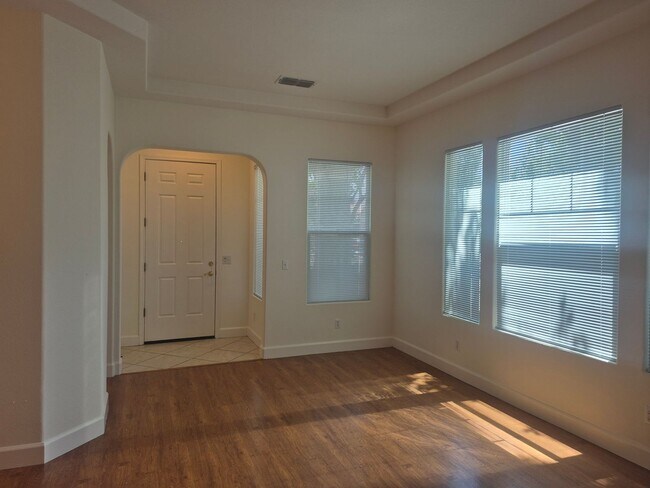 Foto del edificio - Beautiful 5 Bedroom 3 bath North Natomas Home Available Now!
