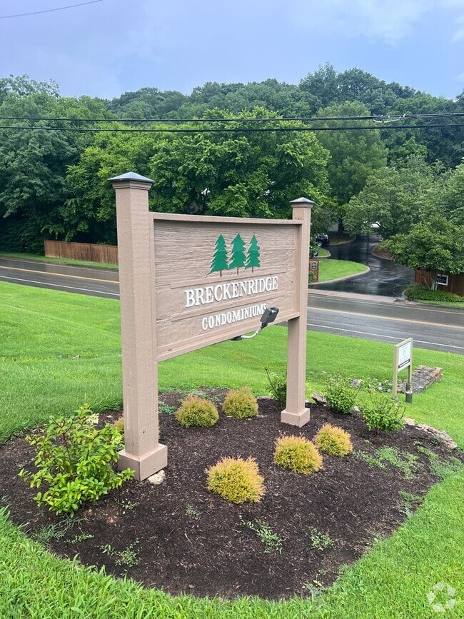 Building Photo - 135 Hicks Rd