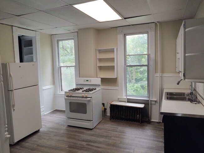 Foto del edificio - Very Large 4 Bedroom 2 Bath House