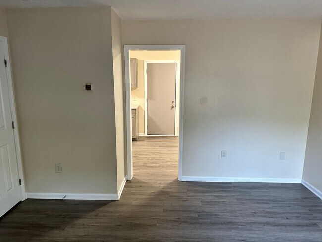 Building Photo - Newly Renovated Two Bedroom Townhome!!