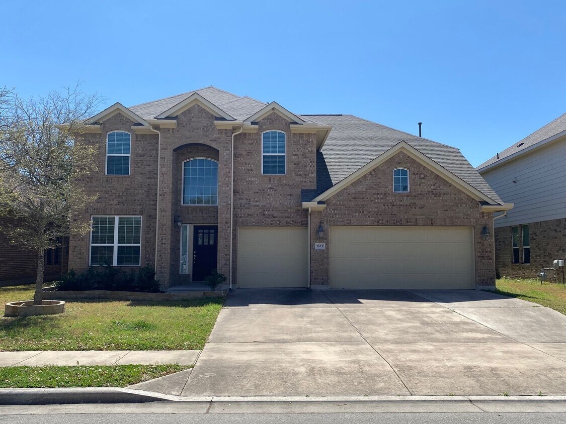 Primary Photo - Gorgeous 4 Bed / 2.5 Bath Home with Specta...